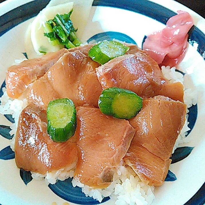 辛子漬けでピリリとサーモン丼